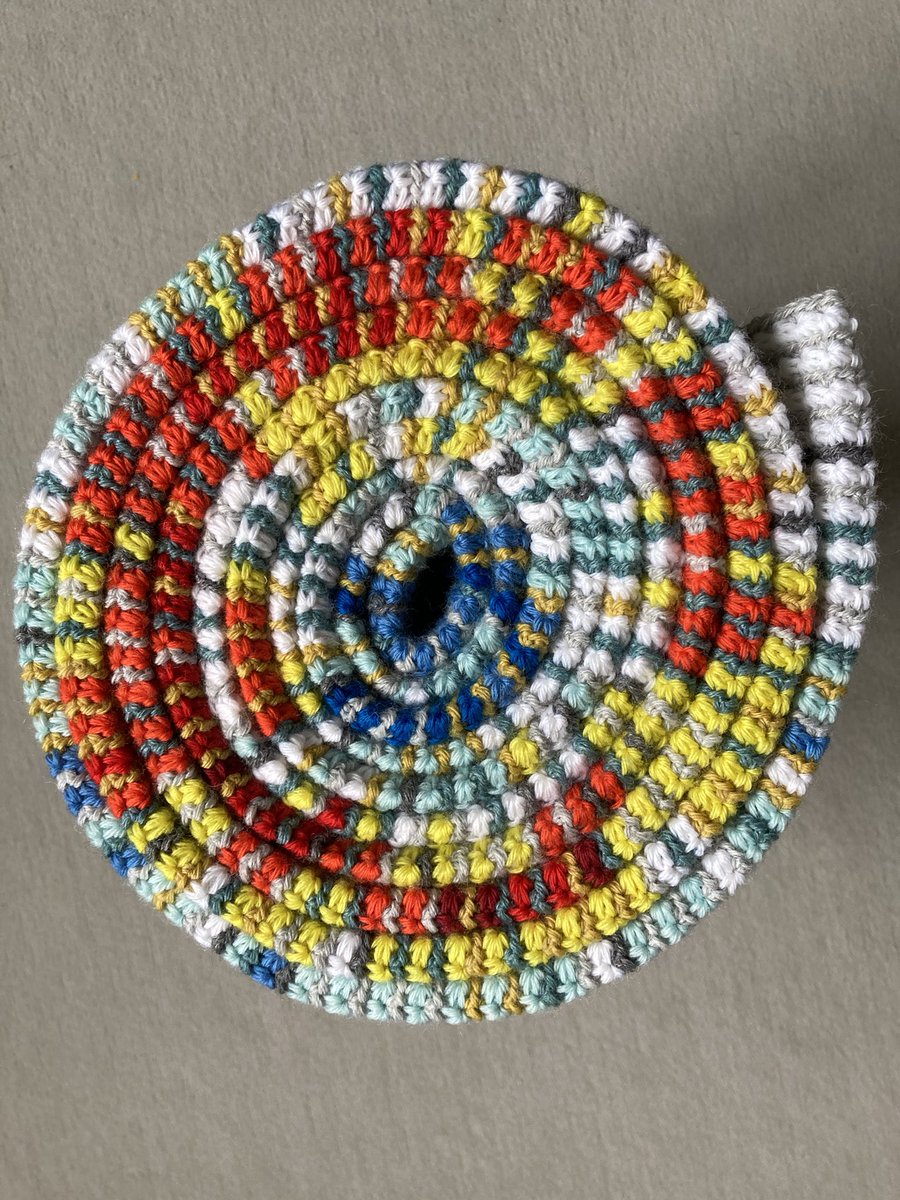 LucieWoruz's tweet image. Puisque l’heure est au bilan : chose faite en 2021. 
Deux rangs par jour, le premier symbolise la température, le second donne l’état du ciel ☀️⛅️☁️🌧
Commencée le 01/01/2021, terminée aujourd’hui. 
Une ode au temps long…