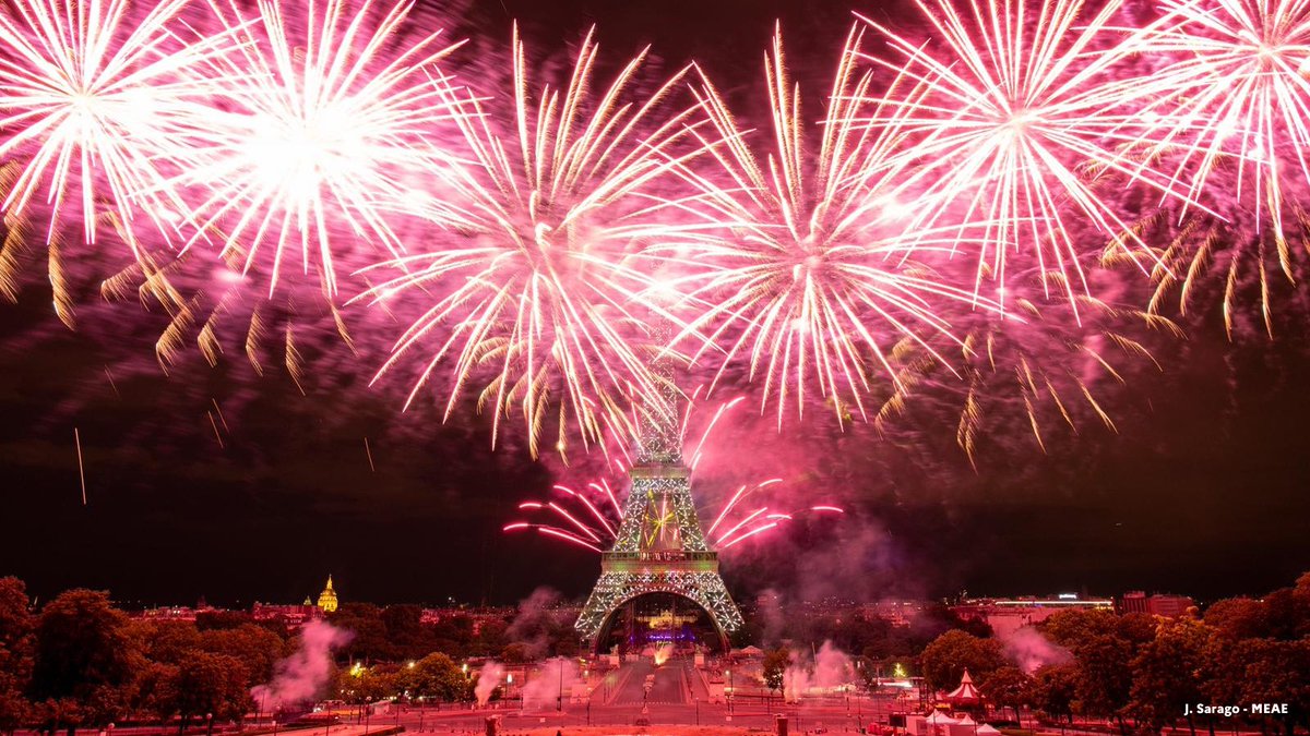 Ambassador @AmbColonna &amp; the staff at the 🇫🇷 Embassy in the 🇬🇧 wish you a #HappyNewYear2022. In the face of the virus, let's stay alert. In the face of common challenges, let's stay united and continue working for 🇫🇷🇬🇧 friendship and cooperation. 
#BonneAnnee #HappyNewYear 🎉