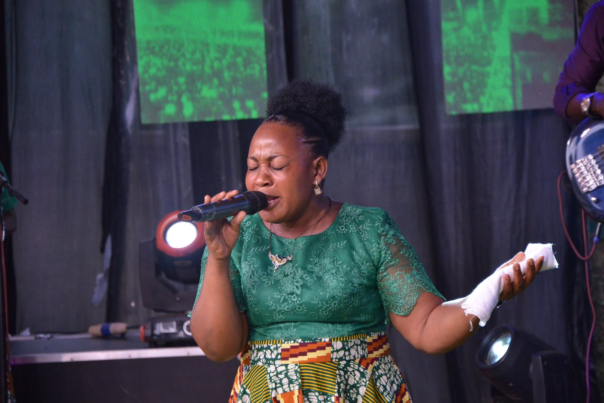 SaltTvUganda's tweet photo. Worship team yekulembeddemu okusiinza nettendo nabavubuka ba God's Army ne Chosen #VisionNight #SaltTvUpdates https://t.co/j47Nln93Wb