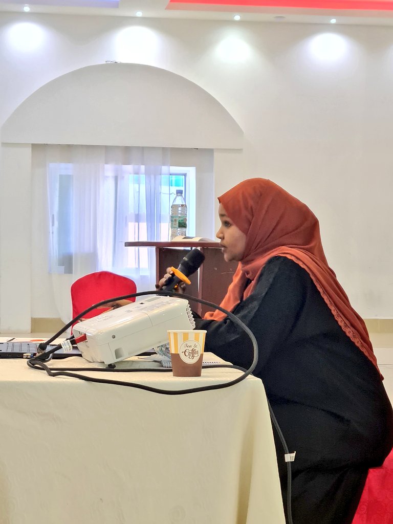 ForumXog's tweet photo. #HoodoIsmail ayaa hadda ka hadlaysa Buuga Muslimka Firfircoon ee wax qabadkiisu sareeyo (Productive Muslim).
@nuraosman_ @zainnoted @amuun_qawdhan @BahjaDualle @ForumXog @FarahO_jama https://t.co/qkhw1n60sK