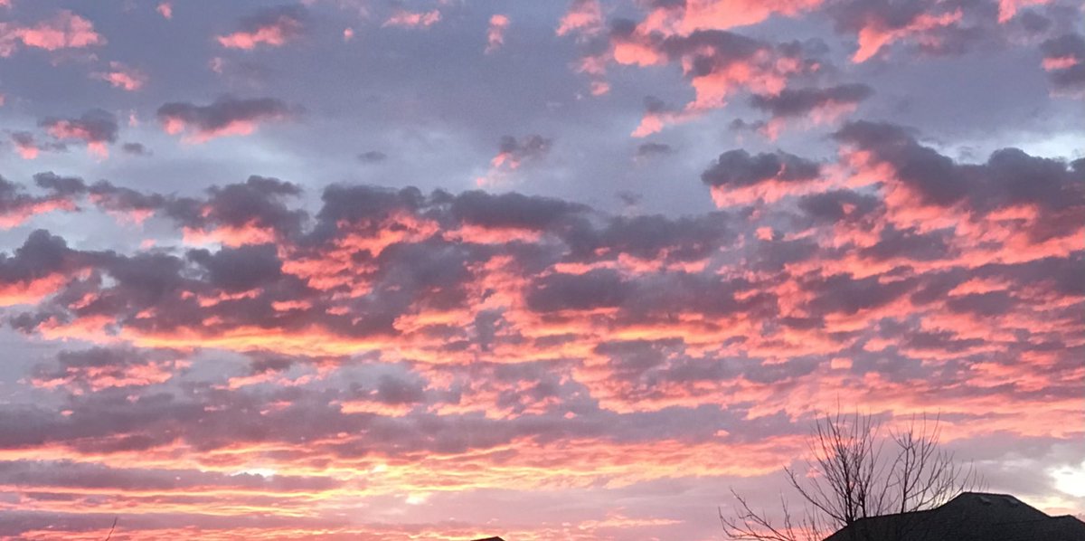 The last Norman sunrise of 2021 is a keeper. 

May 2022 bring with it 365 days of finding the beauty and power present in each moment.

This is a choice.