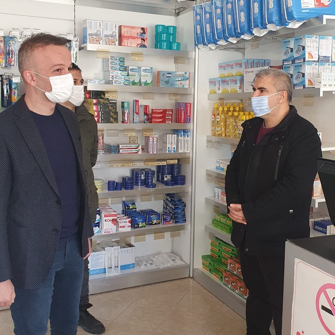 Sayin Kaymakamımız Erkan MİNUZ, İlçe esnafımızı ziyaret etti. Esnafımız ve vatandaşlarımız ile sohbet ederek sağlıklı,mutlu ve huzurlu yıllar geçirmeleri temennisinde bulundu.