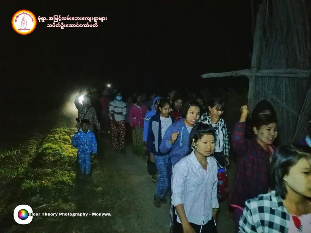 Amora043's tweet photo. A village from #Monywa_Amyint roadside village tract held anti-coup striding strike on the very last night of 2021 .
#FederalDemocracyNewYear2022 
#Dec31Coup 
#WhatsHappeningInMyanmar https://t.co/xrKIuwvrni