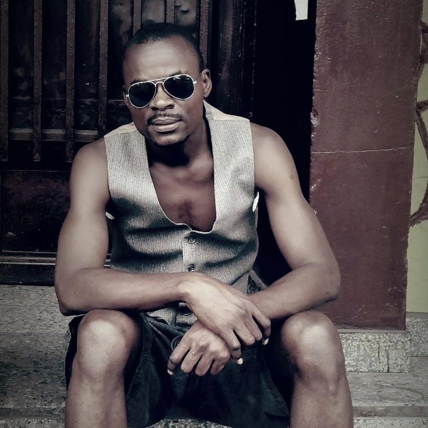 TrafficMusicPro's tweet photo. L'artiste DLL annonce la sortie de son single Nasalayo nini pour l'an 2022 en preparation de l'album. 😎🎶🪕🎸 #NouveauSon #TrafficMusic #bonana2022 #Kinshasa #africa #music https://t.co/FwVm52Tvrx