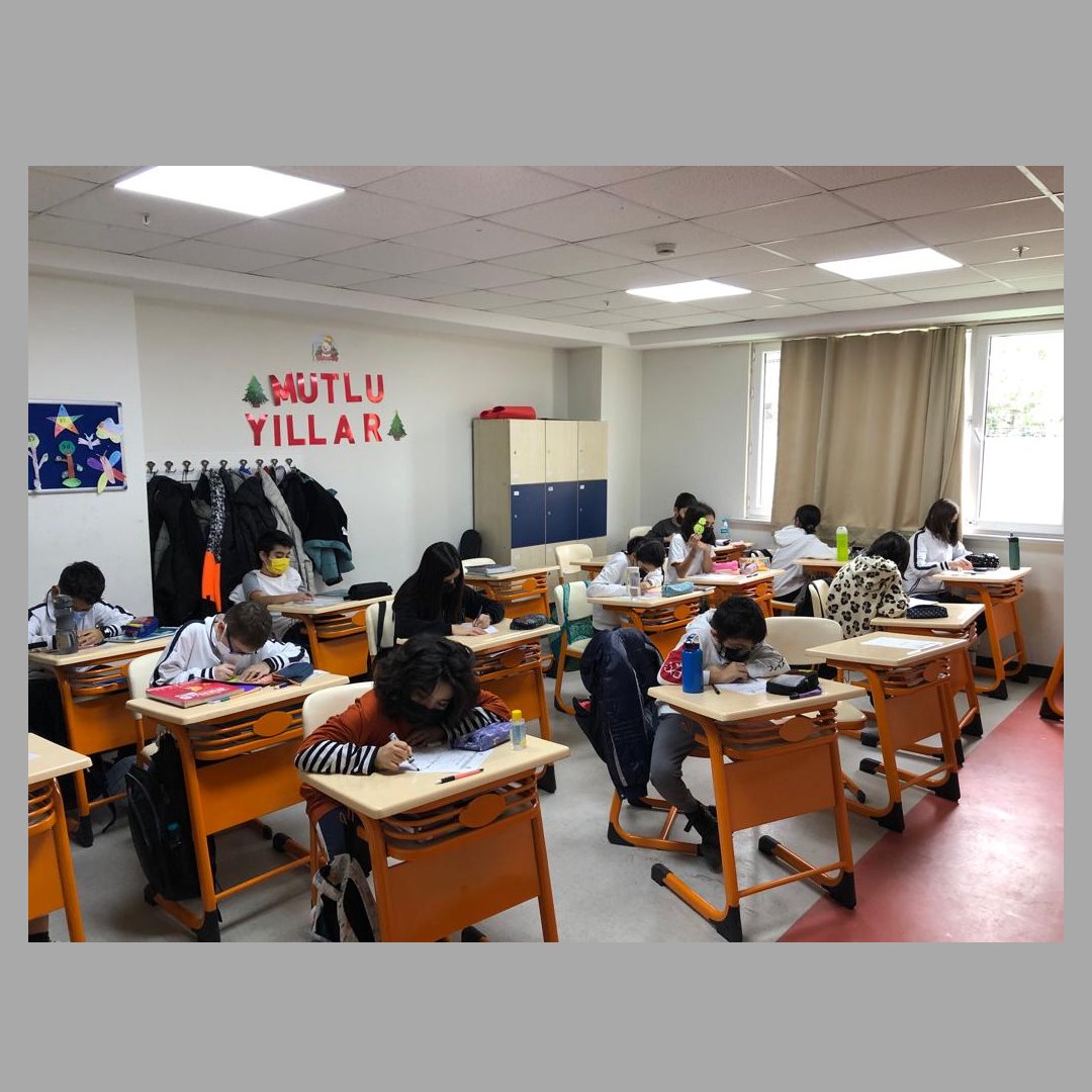 tarhanmaltepe's tweet photo. Ortaokul ve Lise öğrencilerimiz İngilizce Skills derslerinde 2021'in en çok hatırlanan, iz bırakan gündemlerini konuştular ve yeni yıl kararlarını yazarak yeni yıl ağaçlarını süslediler. #yeniyıl #yeniyılkararları #2021başlıkları #2022 #MutluYıllar https://t.co/ZQMbvOSCaa