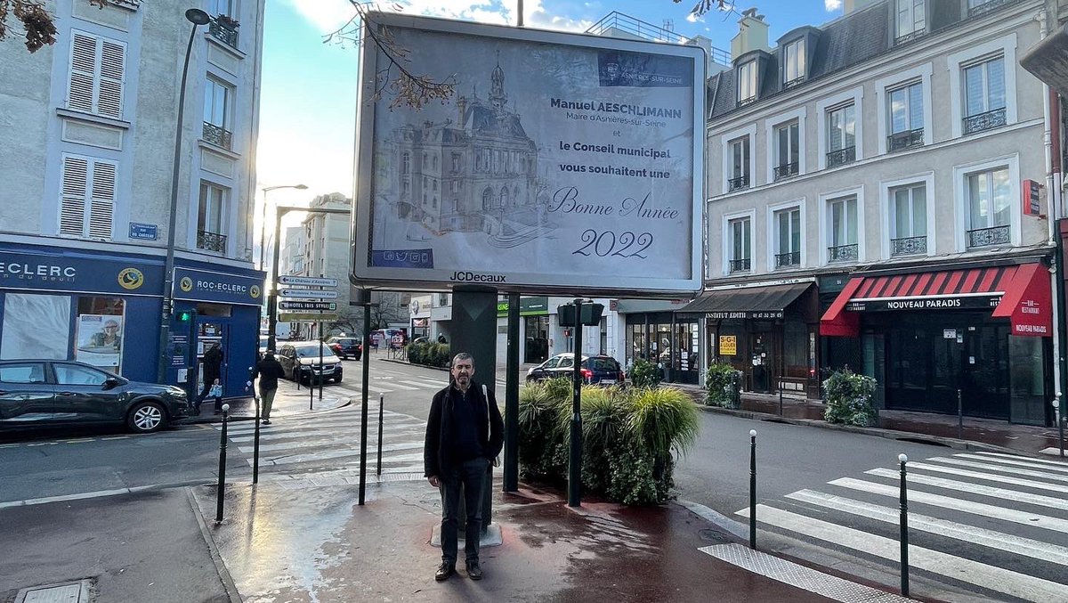 VincentBrunot's tweet photo. Quel beau cadeau de fin d'année de voir mon aquarelle de l'Hôtel de Ville d'Asnières sur les affiches 4x3m de la commune !
Merci à la Direction de la Communication de la @Ville_Asnieres et à  @maeschlimann d'avoir choisi ce dessin ! #Asnieres #BonneAnnee https://t.co/O0a26K7M2h