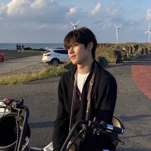 새싹주욘
세상이 얘의 귀여움을 돕는거같다