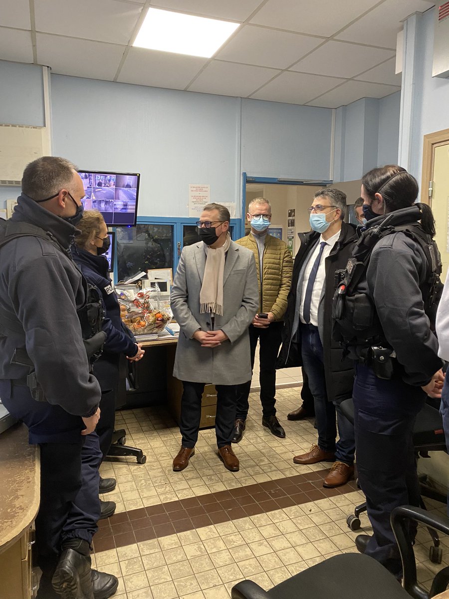 FLeturque's tweet photo. Ce 31 décembre, comme je le fais tous
les ans, j'ai eu le plaisir de saluer les
femmes et les hommes du #Commisariat d’#Arras !
Merci à vous pour votre engagement au quotidien et bon réveillon
@GrandArras @VilleArras https://t.co/eOMTPatDe9