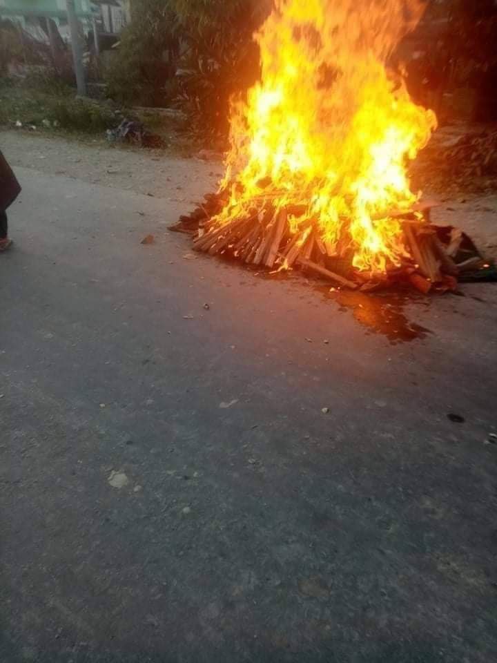 nslwin's tweet photo. KALE, Sagaing:

19 civilians, incl: a 72-year-old &amp; youths, were brutally KILLED by SAC Terrorists in Nat Chaung village from Dec 23 until today. 29 houses were set on fire. The exact names of the 19 civilians have been obtained, @Khithitofficial reports

#WhatsHappeningInMyanmar https://t.co/R49pVfvLv6