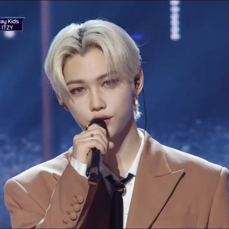 3RCHBR's tweet image. |🐺| • #RAND 31.12.21 • O alcance vocal do #BangChan no satge de "City Of Stars" foi de cerca de E2 a cerca de D4 (duas oitavas completas). Ele foi mais baixo do que #Felix, apesar deste último atingir notas baixas com um pouco mais de força por causa de seu tipo de voz (+)