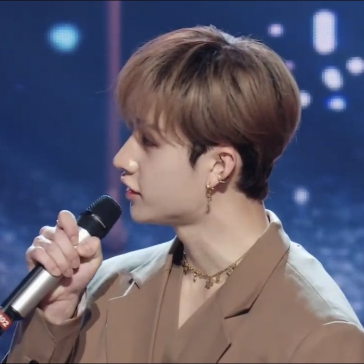 3RCHBR's tweet image. |🐺| • #RAND 31.12.21 • O alcance vocal do #BangChan no satge de "City Of Stars" foi de cerca de E2 a cerca de D4 (duas oitavas completas). Ele foi mais baixo do que #Felix, apesar deste último atingir notas baixas com um pouco mais de força por causa de seu tipo de voz (+)