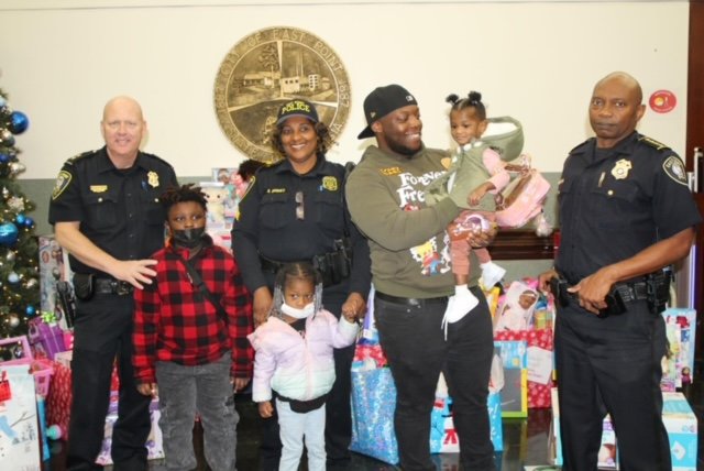 EastPointPolice's tweet image. On behalf of Chief Shawn Buchanan and Deputy Chief Russell Popham, we were able to assist in putting a smile on some kids’ faces for Christmas in 2021.