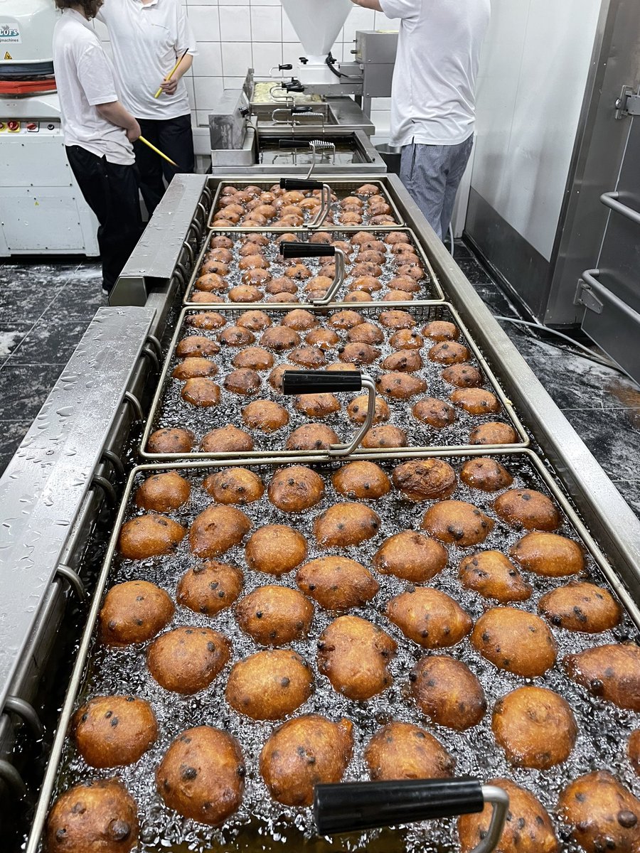 Het is natuurlijk wel traditie, samen met de cliënten de oliebollen en appelbeignets missie geklaard💪🏼 <a href="/sHeerenLoo/">'s Heeren Loo</a> #grootschuylenburg #bakkerijzonnehoeve #leukstebakkerijvanapeldoorn #oliebollen #appelbeignets