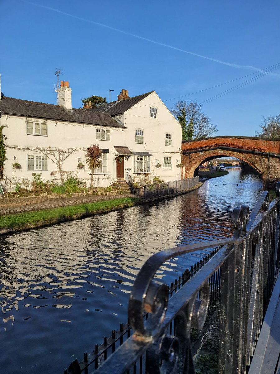 birchy_j's tweet photo. @BridgesCanal @CanalRiverTrust @CRTNorthWest @CRTYorkshireNE @ThePhotoHour You can borrow my view at the moment on the Bridgewater canal. https://t.co/gi296PyZxO
