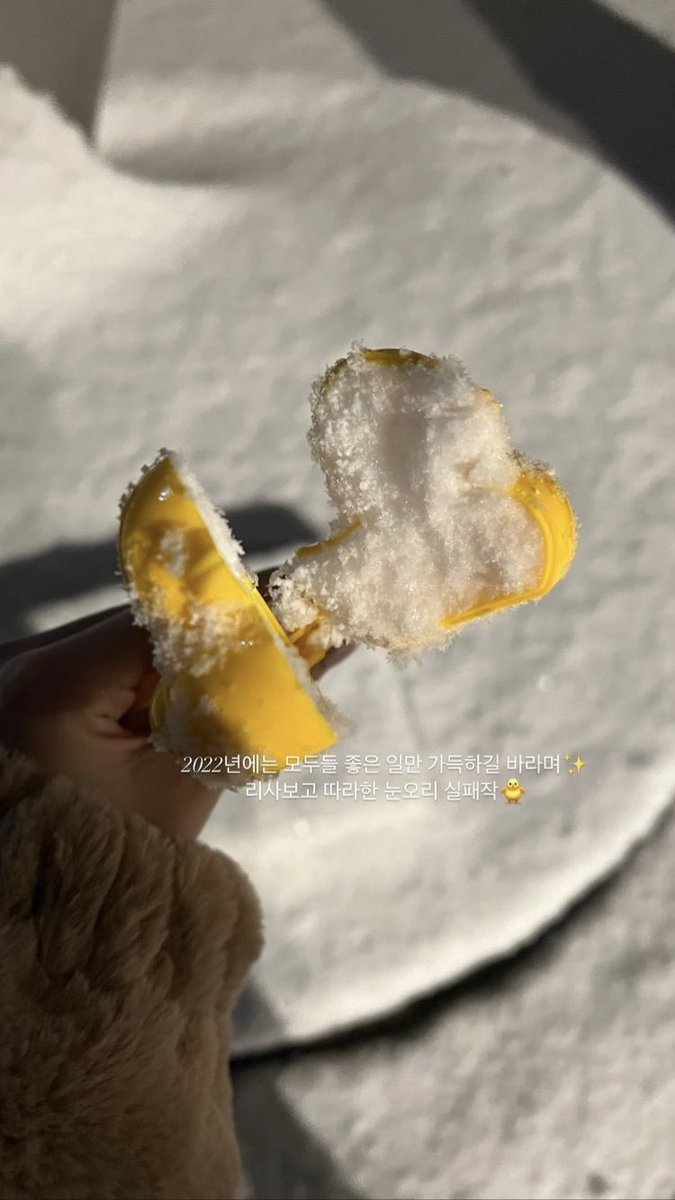 jichuw's tweet photo. The poor story of unshaped Lisa, by Jisoo. Once upon a time, in a very cold winter— live a turtle rabbit kim named Jisoo, trying to make a duck shaped snow but instead it looks like a.. snow. 😔 리사 안녕 자가.. #Poor_Lisa #SafetheDuck #SnowisCold ❄️ https://t.co/Hywd9UUDix