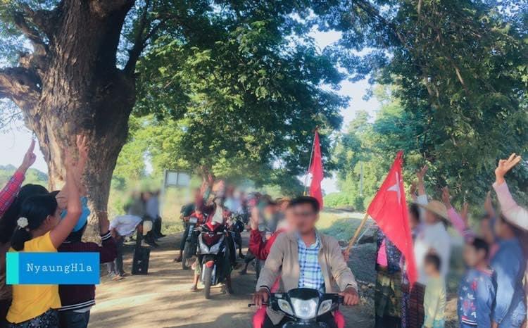 Amora043's tweet photo. Revolutionary people from some villages of #Tabayin Tsp, #Sagaing Division, gathered and marched with motorcycles to oppose the #MilitaryDictatorship today. #Dec31Coup   
#FederalDemocracyNewYear2022
#WhatsHappeningInMyanmar https://t.co/l7VAxxfW5q
