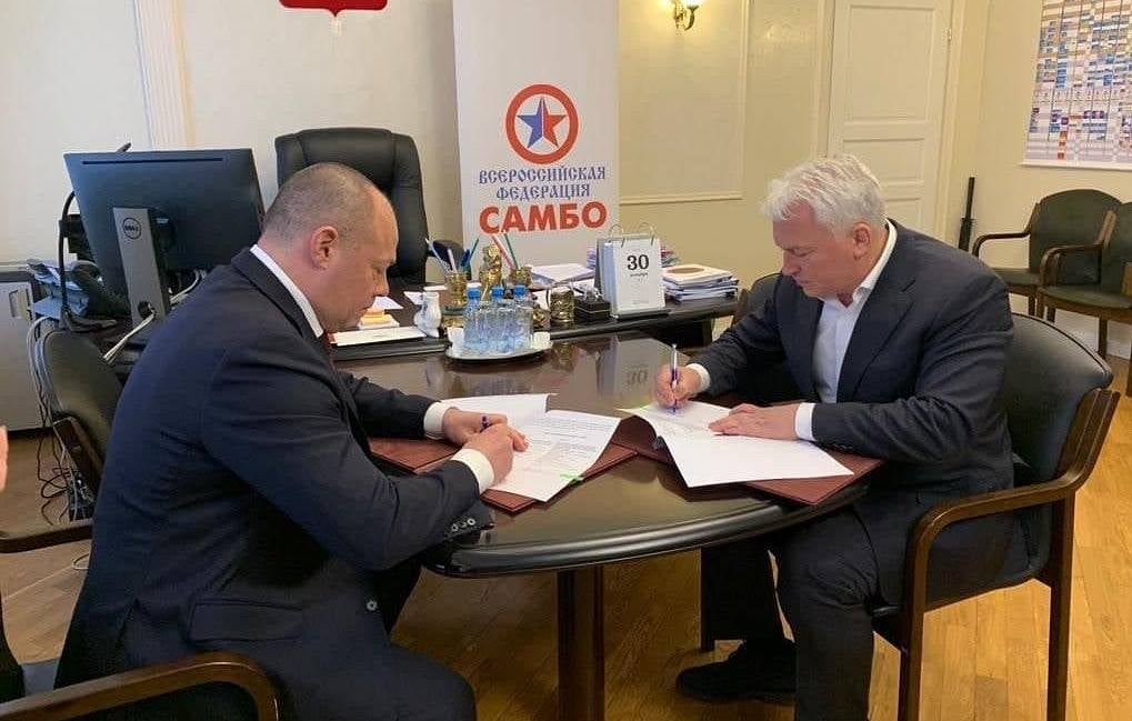 gpbrusov's tweet photo. Подписали с Сергеем Елисеевым соглашение о сотрудничестве между Центром спортивной подготовки сборных России и Федерацией самбо. https://t.co/y8nlY3OJrJ