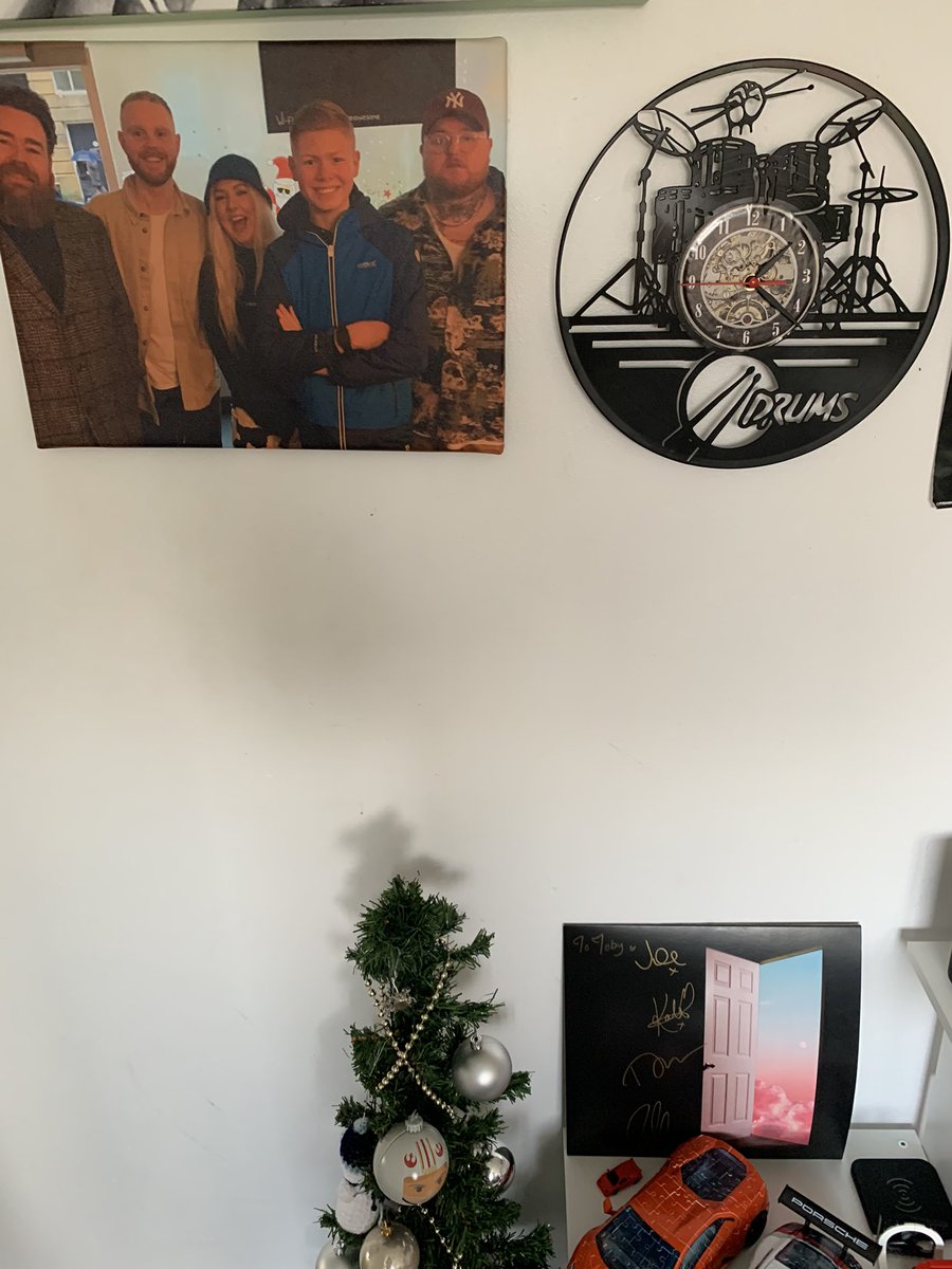 Bele17Tim's tweet photo. One of the undoubted highlights of 2021 was getting to meet @LotteryWinners on a rainy Saturday morning @waxandbeans  The pic I took of them with Toby is now on a canvas and proudly displayed on the wall in his room above his signed album! https://t.co/aipsE0hW2z