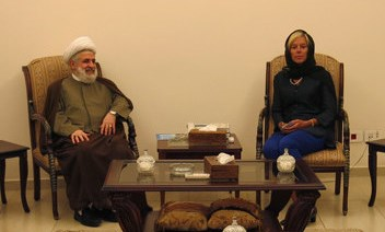 ducom99's tweet photo. Hier ziet u Sigrid al-Qaq Kaag. Onze nieuwe minister van financiën (die in 1993 in het geheim trouwde met een PLO schaduwminister onder Arafat en daardoor haar functie bij BUZA kwijtraakte) naast Naim Qassem (de tweede man van de islamitische terreurorganisatie hezbollah). https://t.co/mjysLEaic9