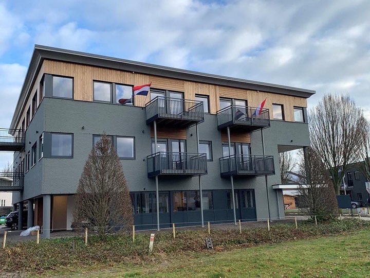 De vlag kan uit, Zwarteweg 32 is volledig op geleverd. In 6 maanden een verouderd kantoorpand getransformeerd naar 13 kwalitatief hoogwaardige appartementen. #gasloos #zeer energiezuinig