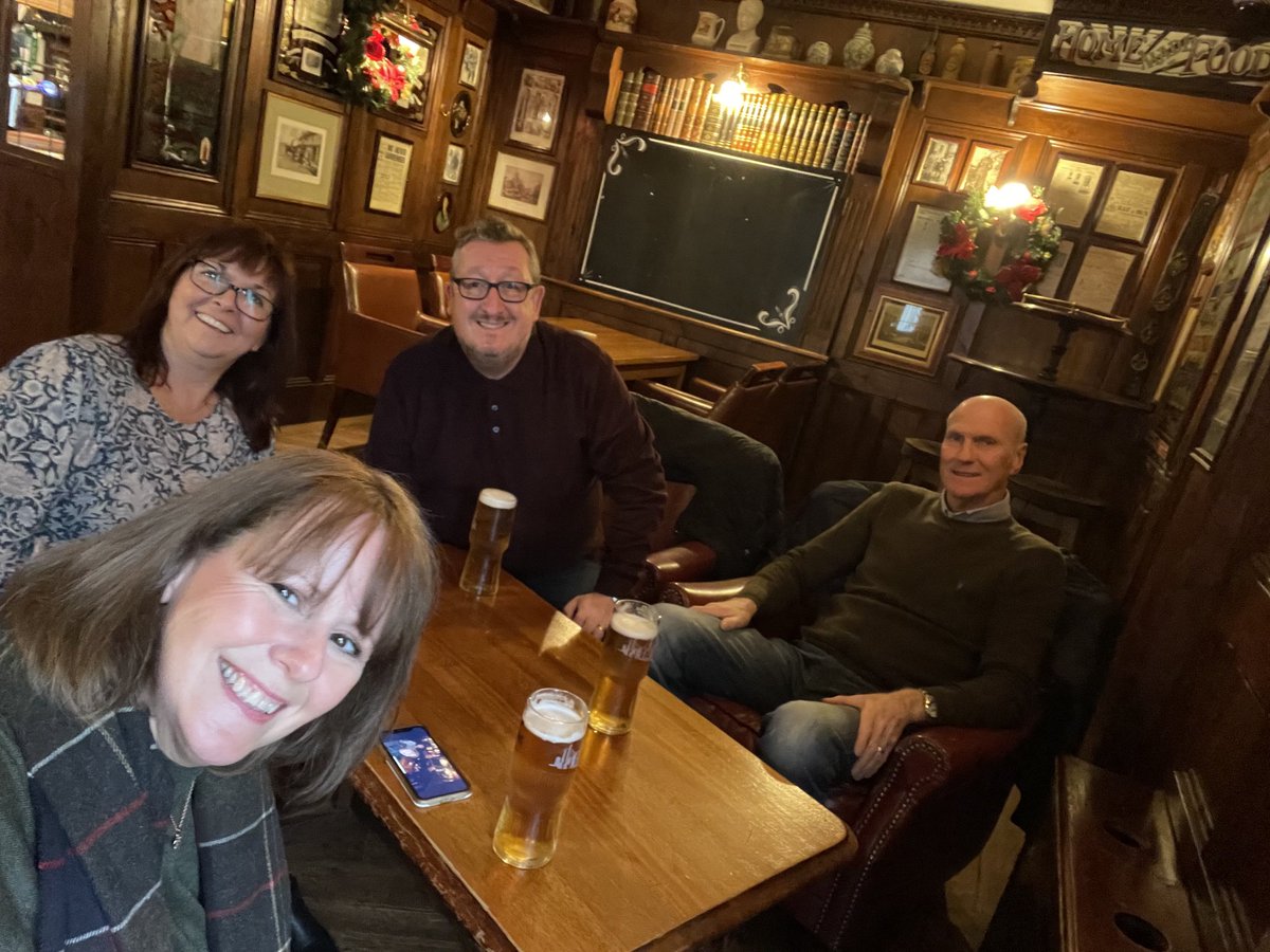 MarkMellor13's tweet photo. Time for a well earned New Years Eve catch up with the Hallam’s. #friends https://t.co/2YDgklXdcl