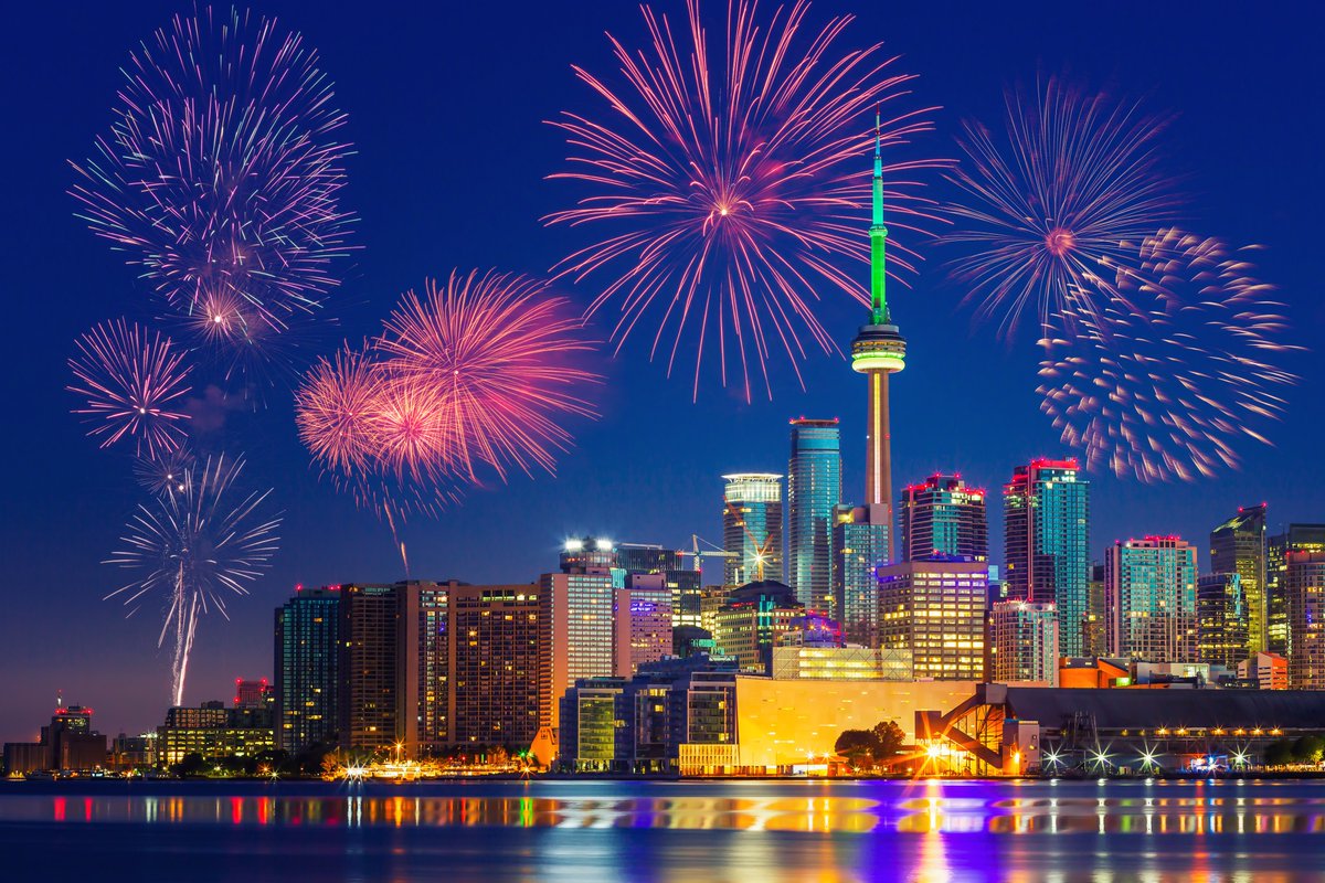 Canada's tweet photo. Wishing a very happy and safe #NewYearsEve to everyone in Canada and around the world ✨🎉 https://t.co/qClmw7JJES
