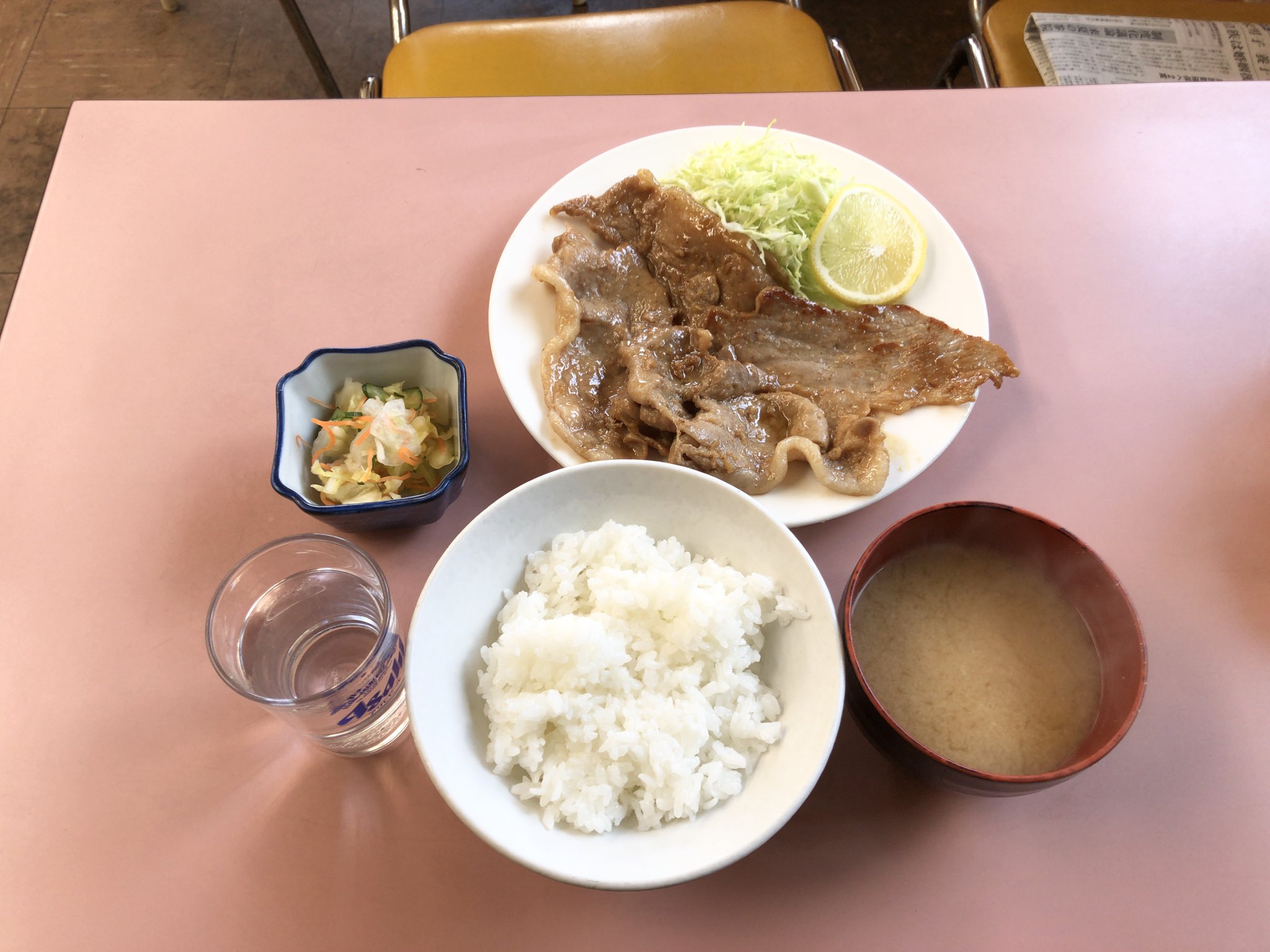 孤独のグルメ情報 非公式アカウント 下総屋 しもうさや は スカイツリーから約5分の食堂です なんと創業92年で でっかい豚肉が4枚も並んだ 生姜焼定食 はこの迫力で650円 新年は1月4日からですよ ちなみに両国の方は 下総屋 しもふさや