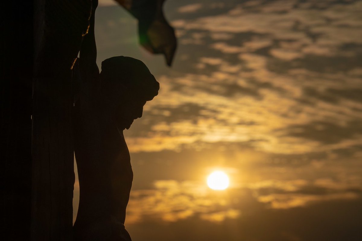 BeachCatholic's tweet photo. “No one has greater love than this, to lay down one’s life for one’s friends.” John 15:13

God loves you. Don’t believe it? Look at the cross.

In the new year, embrace His love.

#CatholicTwitter #NewYear https://t.co/QyGEz07uvt