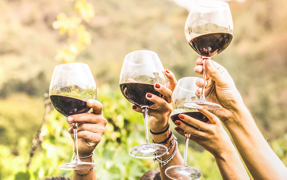 ¡Arriba nuestras copas de #bobal! Os deseamos un muy feliz año🍇 #TerritorioBobal