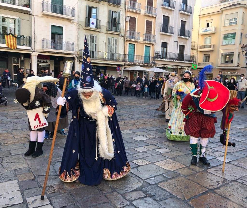 PD_Reus's tweet photo. Comencem el dia gaudint de la cercavila del Ball dels Dotze Mesos, organitzat per l'Associació Poncella de la Rosa de #Reus. https://t.co/DbaKVIeO4R