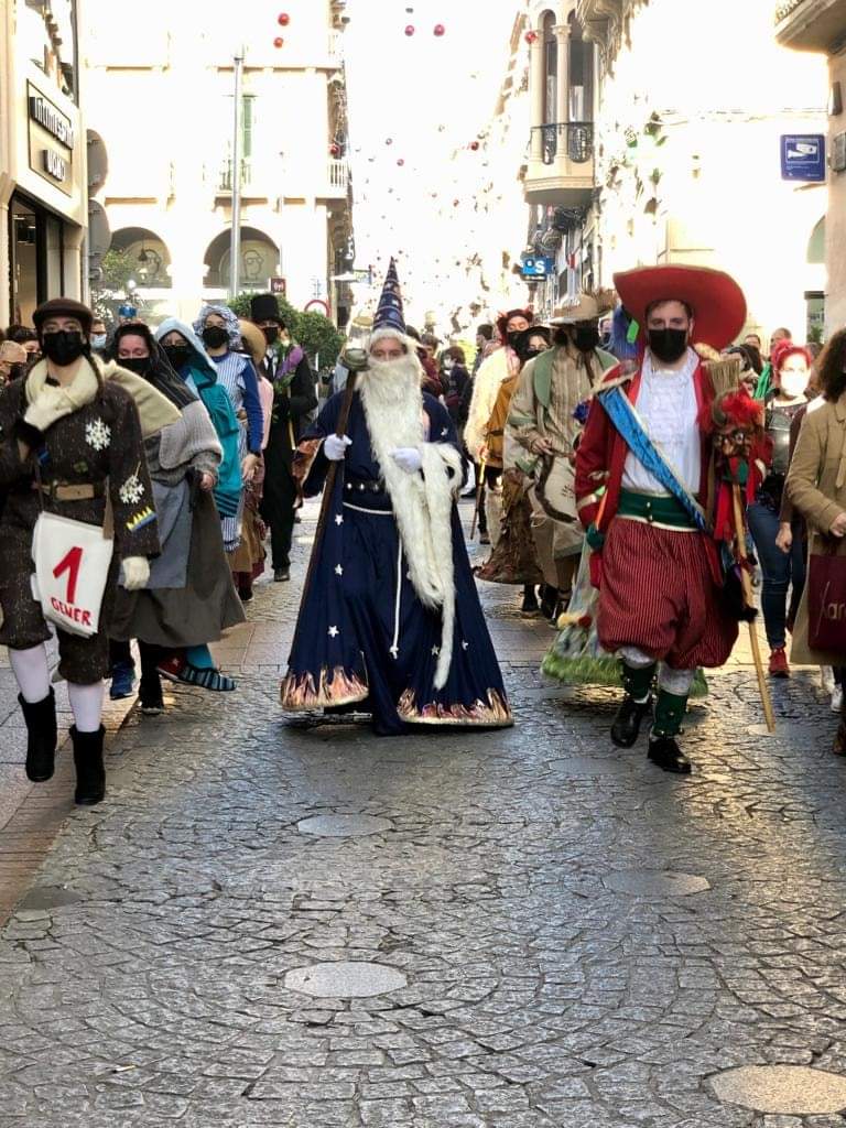 PD_Reus's tweet photo. Comencem el dia gaudint de la cercavila del Ball dels Dotze Mesos, organitzat per l'Associació Poncella de la Rosa de #Reus. https://t.co/DbaKVIeO4R