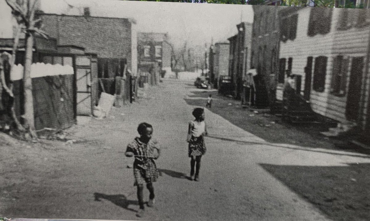 DcFlashbacks's tweet photo. Early Georgetown alley dwellings were for the poor and enslaved, built by affluent residents to house their household staff/servants. By the late 1910s, mostly African Americans lived in these homes. Poplar Alley served 32 African Americans living in 11 small wood frame houses. https://t.co/QImqv4GS11