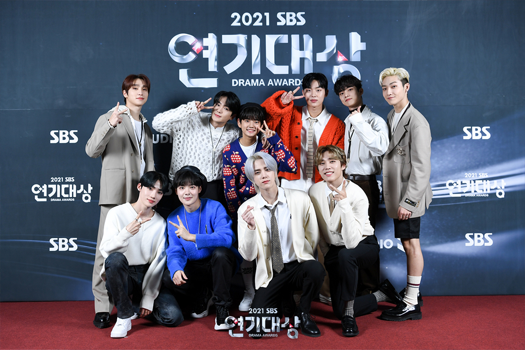 SBSNOW's tweet photo. <2021 SBS 연기대상> 축하무대🎵
#더보이즈 #THEBOYZ #최현욱 #김강훈 #김민기 

#2021SBS연기대상 #SBSDramaAwards 
#SBS드라마 #연기대상 #2021연기대상 https://t.co/z8o42PBCWS