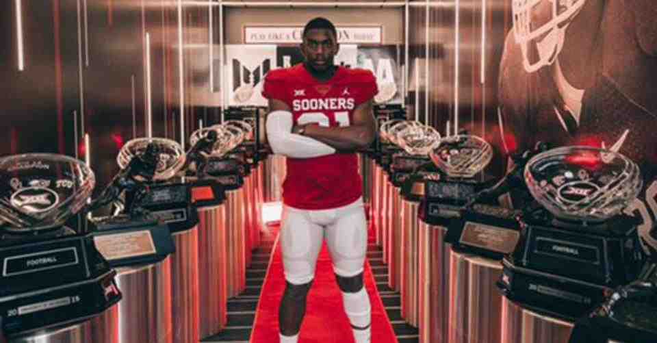 soonergridiron's tweet photo. Kobie McKinzie Chose Football Over Money in Signing With Oklahoma.

"Their [Texas] whole selling point to me was money. Like that's all they talked about in the meeting and that just didn't sit right with me."

➡️ https://t.co/bmgQiGRNHu

#OUDNA | #BoomerSooner https://t.co/2kvNtA3qUu