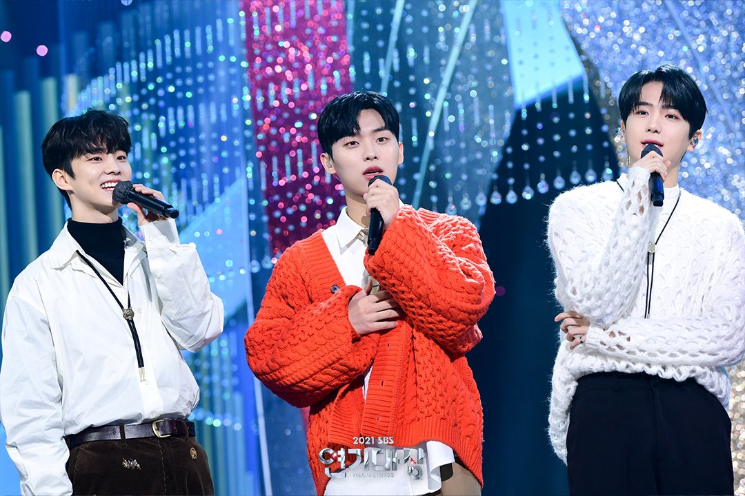 SBSNOW's tweet photo. <2021 SBS 연기대상> 축하무대🎵
#더보이즈 #THEBOYZ #최현욱 #김강훈 #김민기 

#2021SBS연기대상 #SBSDramaAwards 
#SBS드라마 #연기대상 #2021연기대상 https://t.co/9xG6gAmWRn