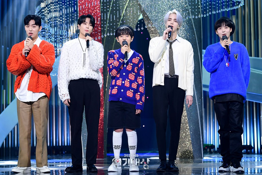 SBSNOW's tweet photo. <2021 SBS 연기대상> 축하무대🎵
#더보이즈 #THEBOYZ #최현욱 #김강훈 #김민기 

#2021SBS연기대상 #SBSDramaAwards 
#SBS드라마 #연기대상 #2021연기대상 https://t.co/9xG6gAmWRn
