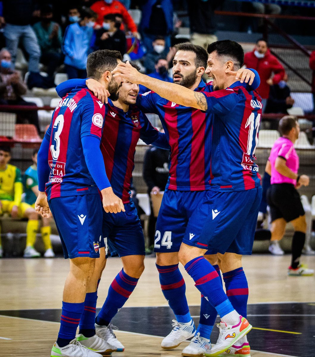 LevanteUD's tweet photo. Que el 2️⃣⚽️2️⃣2️⃣ os traiga un año repleto de salud, éxitos deportivos y personales 👌🏻

Nos vemos pronto, afición 💙❤️

#Feliz2022 #OrgullGranota 🐸 https://t.co/jKD7vlck3I