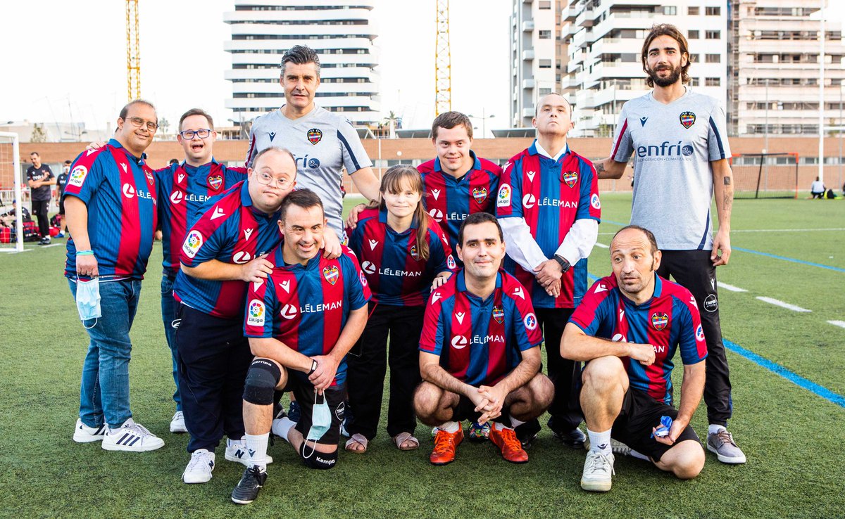 LevanteUD's tweet photo. Que el 2️⃣⚽️2️⃣2️⃣ os traiga un año repleto de salud, éxitos deportivos y personales 👌🏻

Nos vemos pronto, afición 💙❤️

#Feliz2022 #OrgullGranota 🐸 https://t.co/jKD7vlck3I