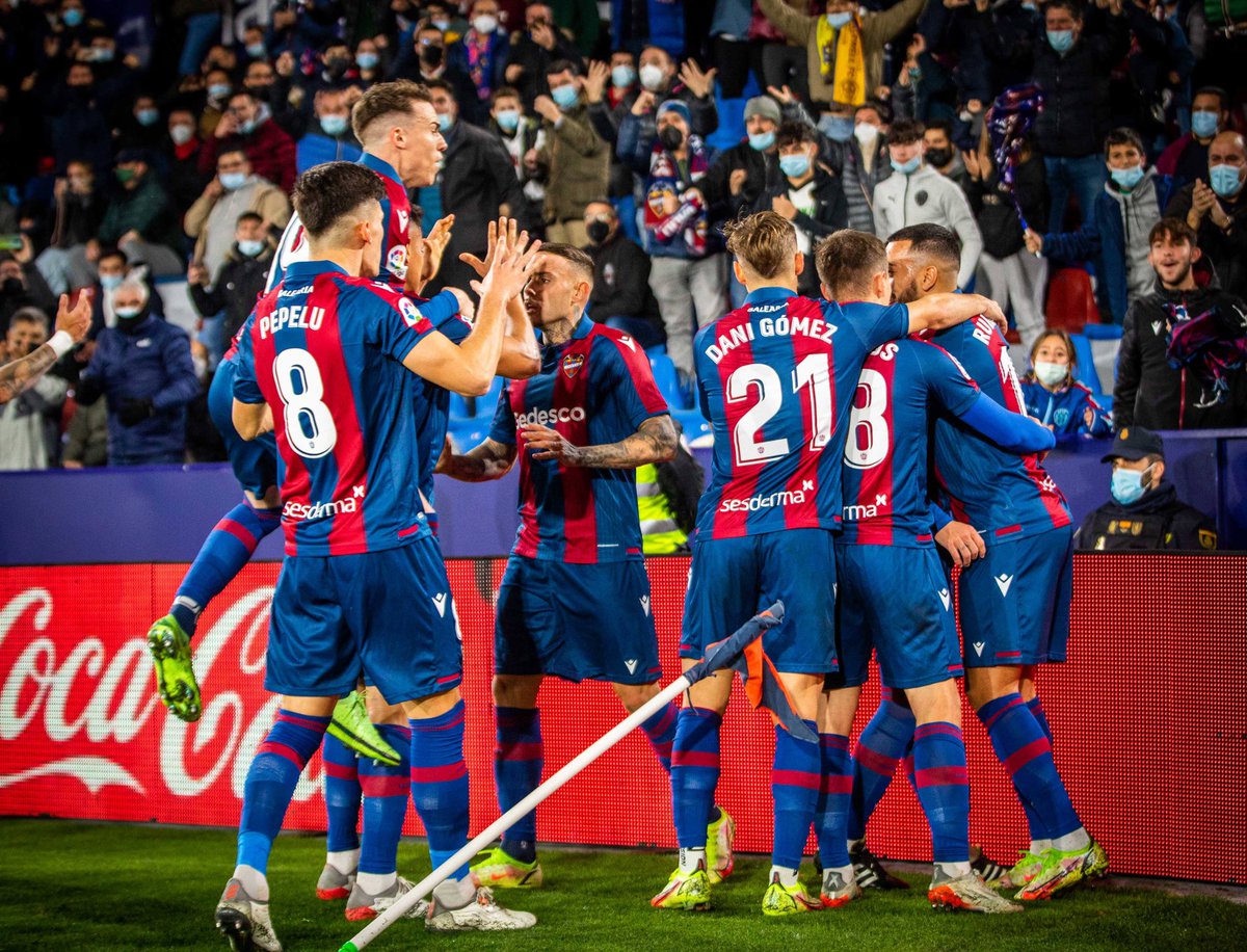 LevanteUD's tweet photo. Que el 2️⃣⚽️2️⃣2️⃣ os traiga un año repleto de salud, éxitos deportivos y personales 👌🏻

Nos vemos pronto, afición 💙❤️

#Feliz2022 #OrgullGranota 🐸 https://t.co/jKD7vlck3I