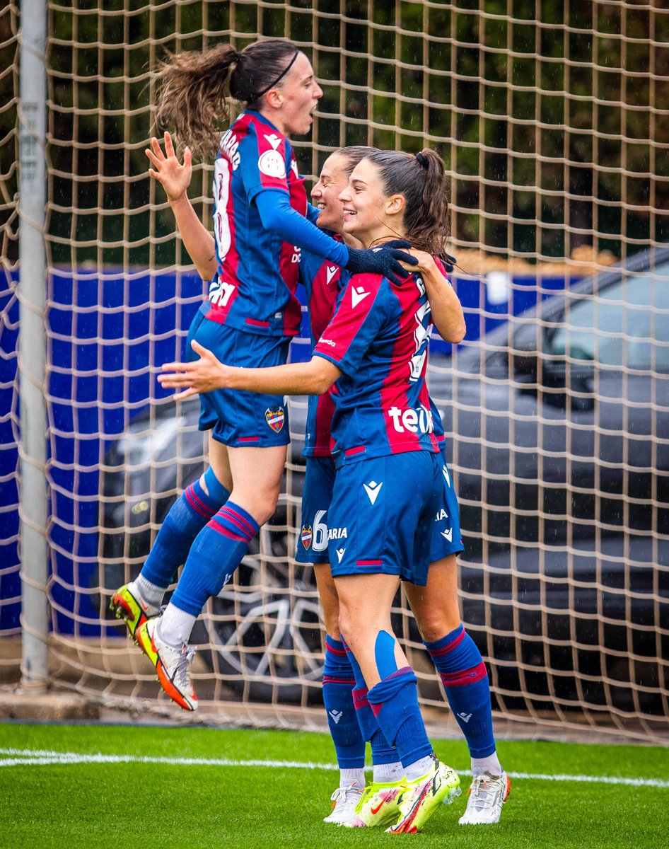 LevanteUD's tweet photo. Que el 2️⃣⚽️2️⃣2️⃣ os traiga un año repleto de salud, éxitos deportivos y personales 👌🏻

Nos vemos pronto, afición 💙❤️

#Feliz2022 #OrgullGranota 🐸 https://t.co/jKD7vlck3I