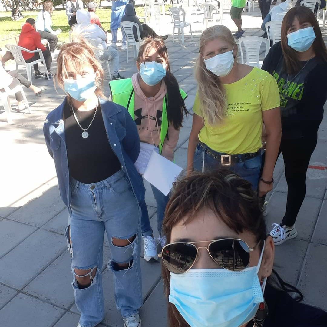 ElMPNesmasMPN's tweet photo. Último día del 2021, nuestros equipos siguen trabajando #CodoACodo con los de @NeuquenProv en el Plan de Vacunación contra el Coronavirus y dispositivos del #ProgramaDetectAR. 💉😷
Celebra la llegada de un nuevo año cuidándote y cuidando a los demás.😉
¡Felicidades!🥂 https://t.co/8jcJ8jrGvt