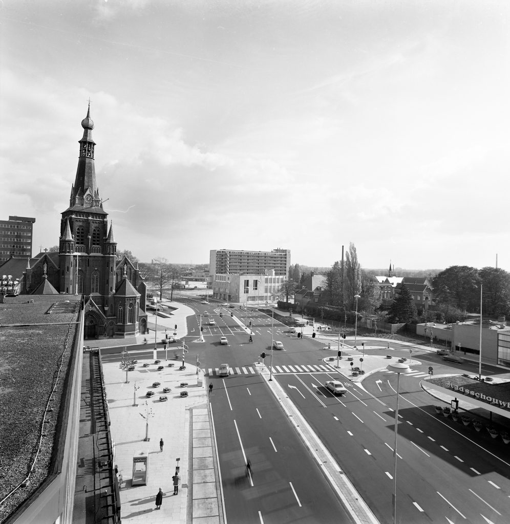 edbergers's tweet photo. KIjk, hier komt het #stadsforum, op de plek waar omstreeks 1975 nog 9 rijbanen asfalt naast elkaar lagen. Foto van Wil van Dusseldorp. #tilburg https://t.co/zR4Nt9oqP9