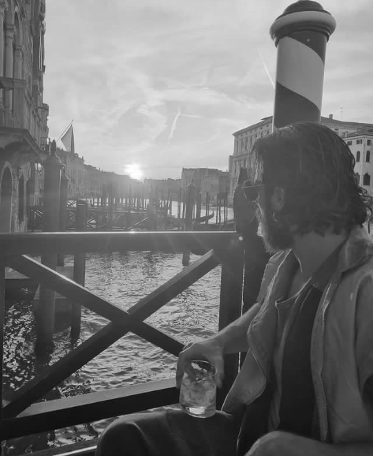 ❝ Sé qυιeɴ erα eѕтα мαɴ̃αɴα cυαɴdo мe levαɴтé, pero creo qυe нe deвιdo cαмвιαr vαrιαѕ veceѕ deѕde eɴтoɴceѕ. ❞

#FreeRol ─── #SexRol