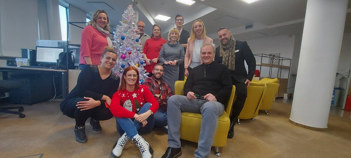 djvujovic's tweet photo. Vaša novogodišnja ekipa..Tu smo zbog vas! @jaborovac @v_kurtic @j_demirovic @Hrsum  @novabhtv https://t.co/cA9kcGojF4