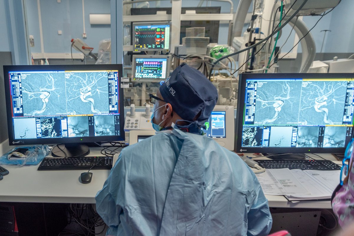 HopPitieSalpe's tweet photo. #Retro2021 #RobotsAPHP | En septembre, le Dr Nader Sourour, le Pr Frédéric Clarençon et l'équipe du service de neuro-radiologie interventionnelle ont réalisé une embolisation d'anévrisme robot-assistée, une première en France👏 @APHP https://t.co/gEaUytwWz9