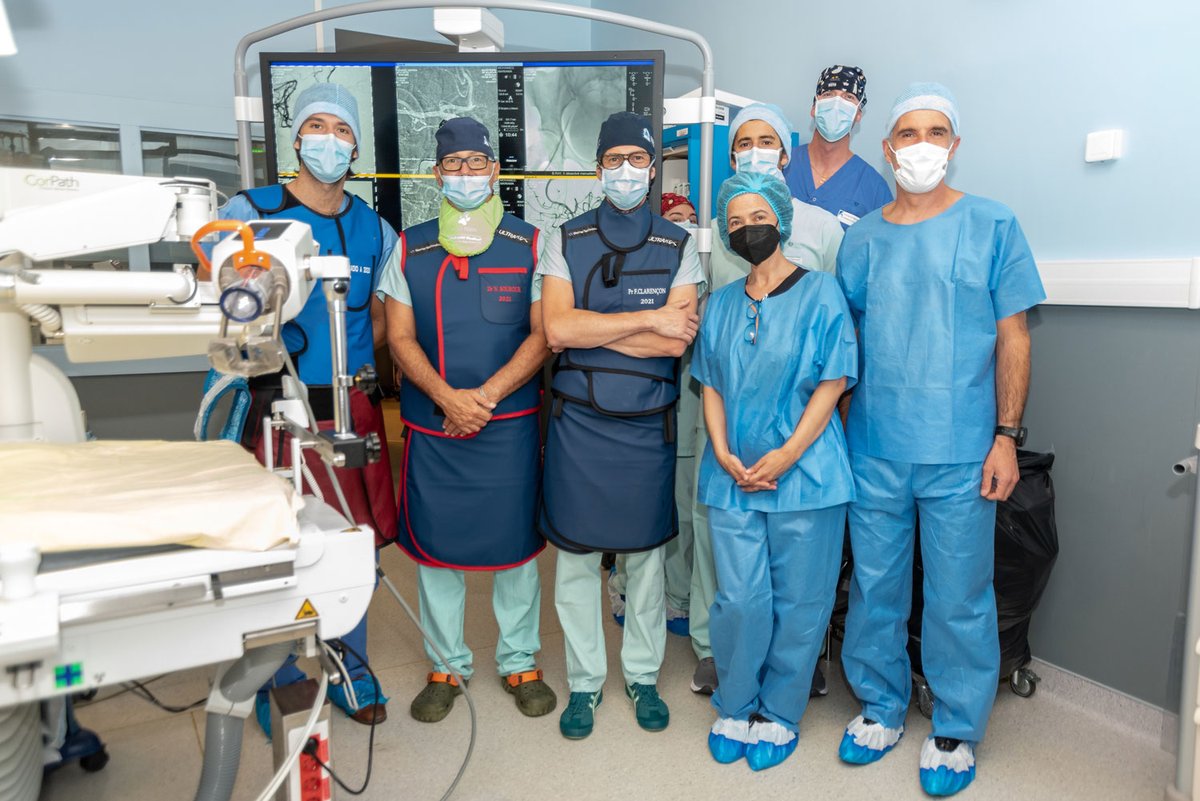 HopPitieSalpe's tweet photo. #Retro2021 #RobotsAPHP | En septembre, le Dr Nader Sourour, le Pr Frédéric Clarençon et l'équipe du service de neuro-radiologie interventionnelle ont réalisé une embolisation d'anévrisme robot-assistée, une première en France👏 @APHP https://t.co/gEaUytwWz9