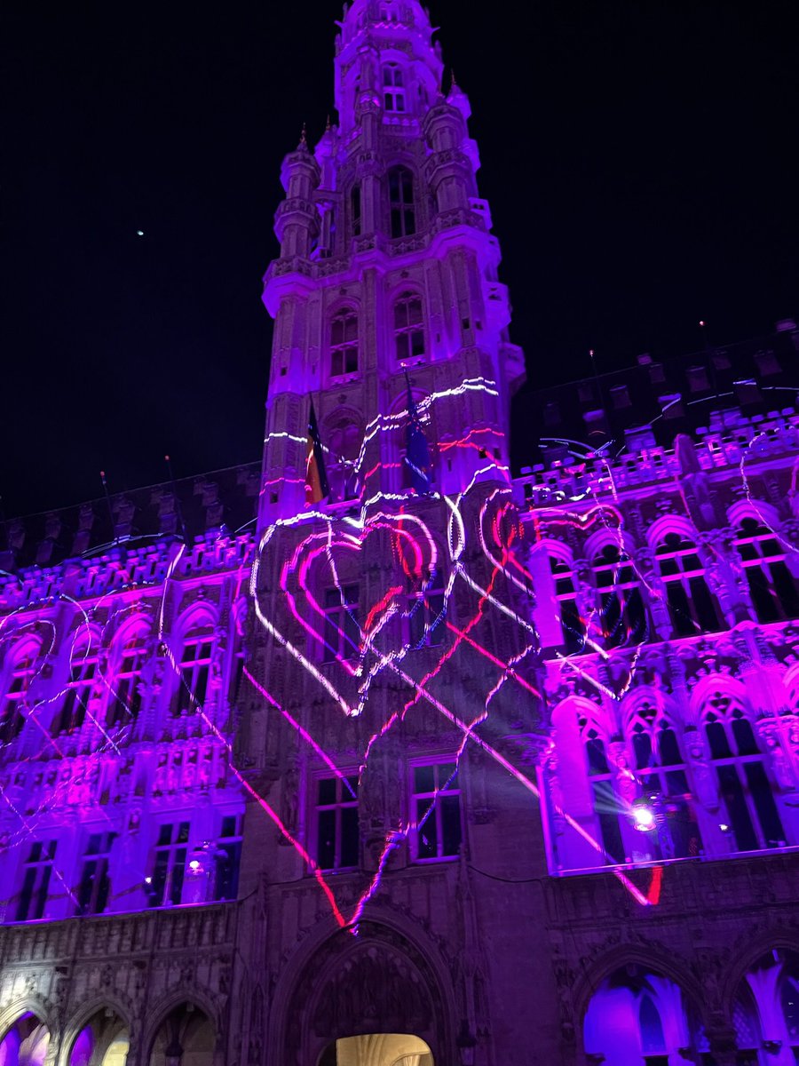 KristianVdC's tweet photo. Bruxelles, je t'aime!

#bruxelles #brussels #brussel #jetaime #bruxellesmabelle #grandplace #grotemarktbrussel #grotemarkt #light #lightpainting #lights #cool #winterpret #marchedenoel #kerstmarkt #beautiful #atmosphere #top #mustsee #heart #cityhall #bruxelles🇧🇪 #brusselscity https://t.co/vd0CQe5EOR