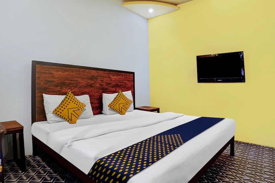 GuinSubhodeep's tweet photo. @riteshagar @oyorooms 
Pathetic condition of OYO 113350 Hotel Turban Stay, see the condition of bed as advertised &amp; contrast in real life (see attached pics). Hotel owner said to cancel booking on visiting &amp; neither refund issued by Hotel/OYO or alternate OYO provided. https://t.co/Gsk4vRHiLY