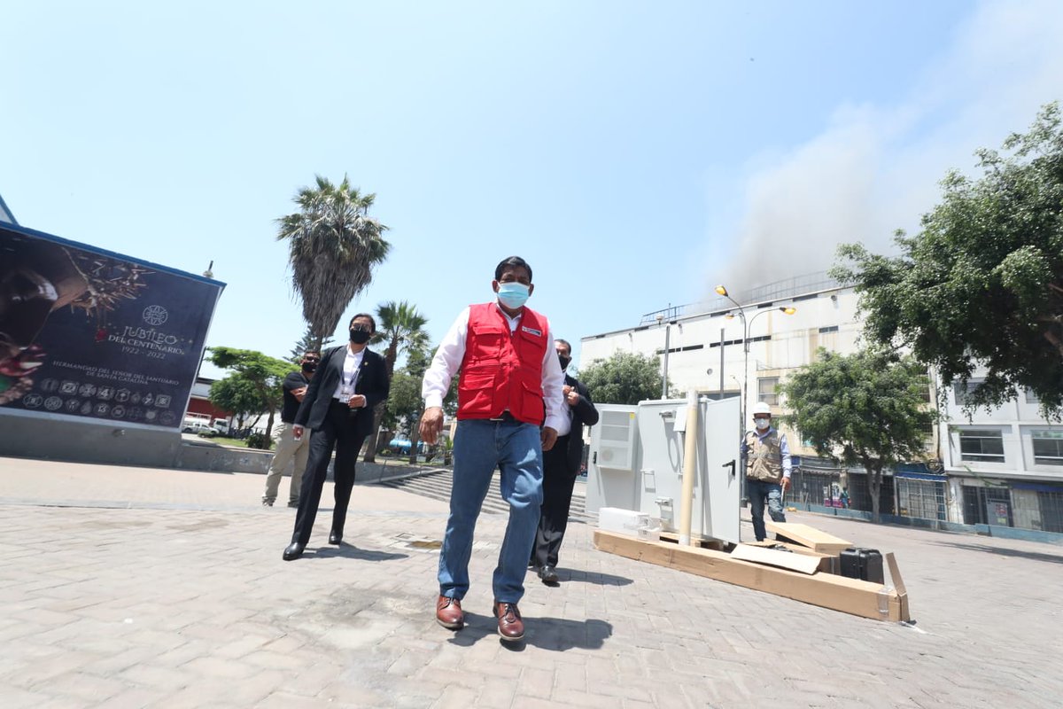 📢 Ministro <a href="/RubenJ_Ramirez_/">Rubén Ramírez</a> recorrió la zona del siniestro ocurrido anoche en Mesa Redonda, en el Cercado de Lima, supervisando las acciones de monitoreo de la calidad del aire en dicho lugar.