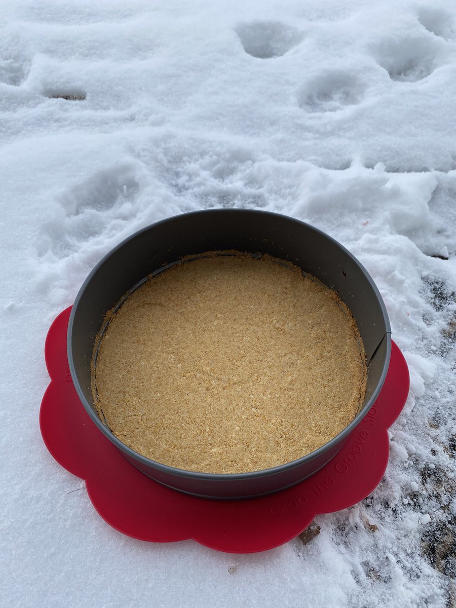 amygouldpole's tweet photo. What speed cooling your cheesecake crust looks like in MN 😏

#opelife #minnesota #baking #cheesecake https://t.co/wwYFl76Bhu
